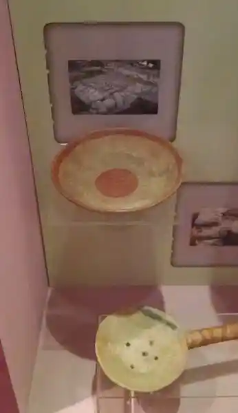 Plate with dot in the middle